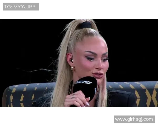 足球明星的女助理如何在聚光灯下平衡工作与生活的挑战与机遇